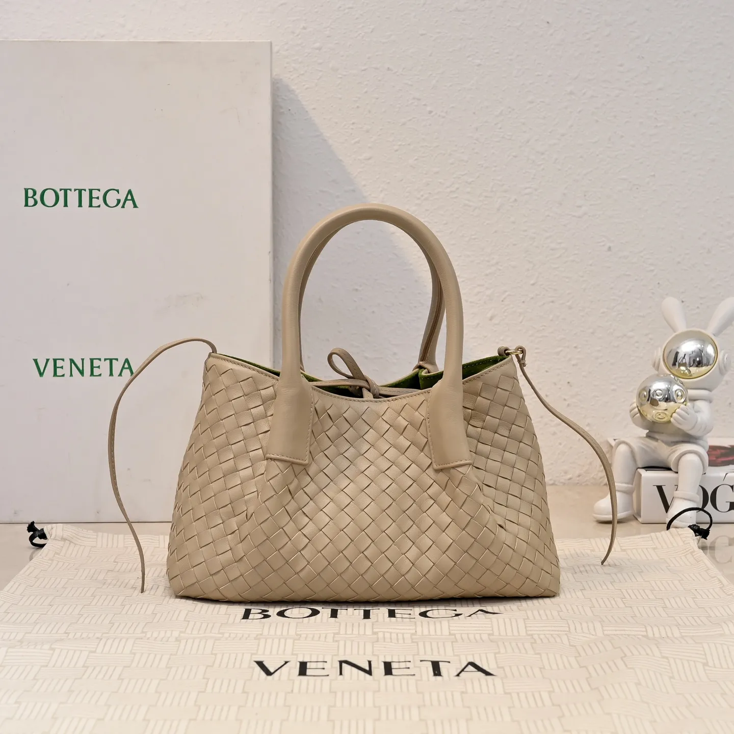 Batch 1760 BOTTEGA VENETA 2025 new product pinacoteca has super soft leather, and the weaving function, practicality and relaxed fashion sense have not fallen behind❤️‍🔥Amway has given sisters a must-have bag when going out. The size of the bag also accurately meets the commuting needs of urban beauties. It can accommodate mobile phones, keys, lipstick, powder, sunscreen, shopping bags...all of it! ! ! 🔥The capacity should not be underestimated~ It does not choose people, clothes, or occasions. With its majestic curved outline, exquisite woven texture, delicate edges and rounded handles, this woven vegetable basket bag truly achieves the goal of "dressing up and being fashionable without getting in the way"~ Are you interested in Jimei? Style number: 9004 Size: 24*15*12cm